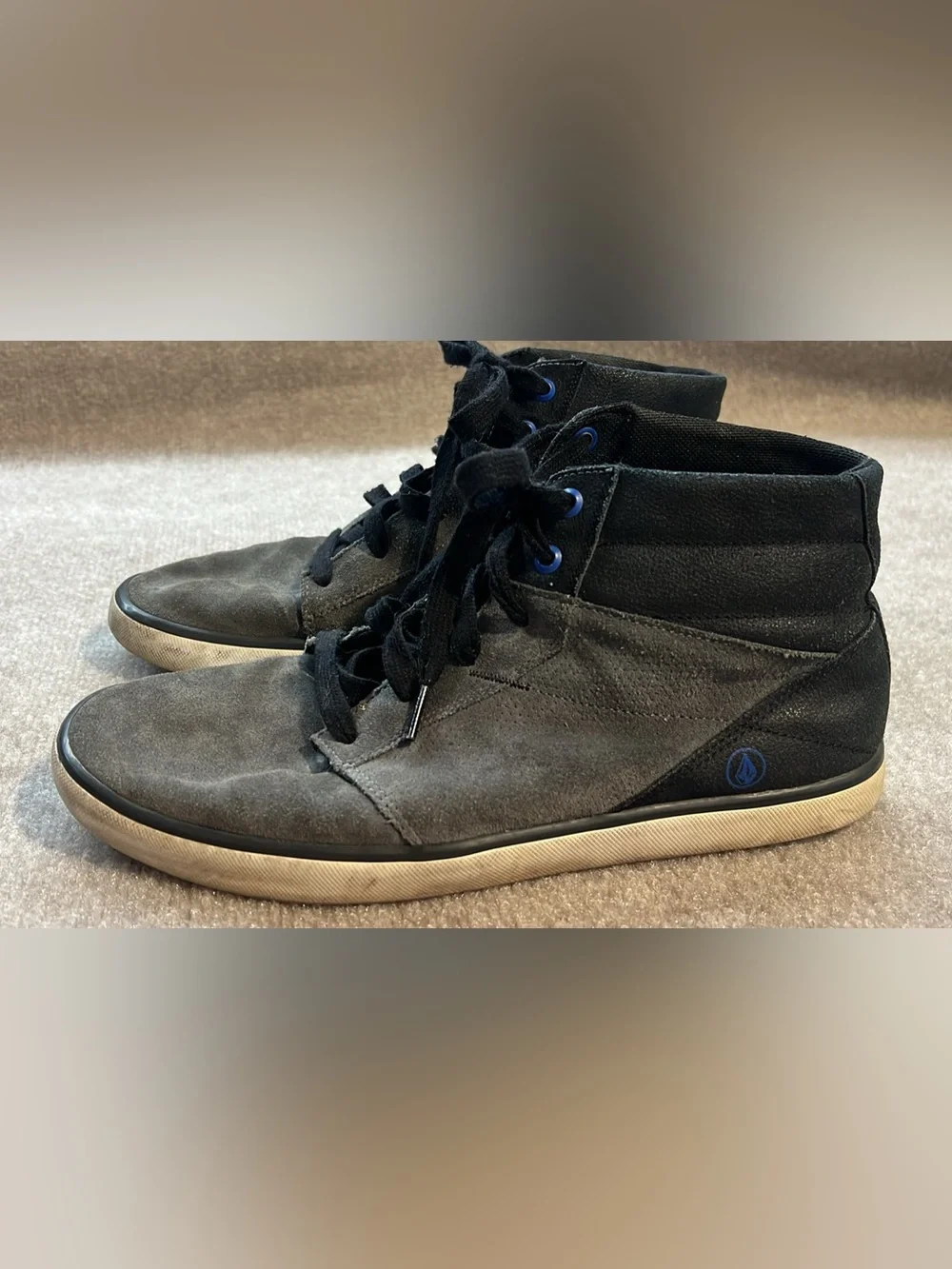 Mens size 10 Volcom Grimm Mid Suede High Top Sneakers
